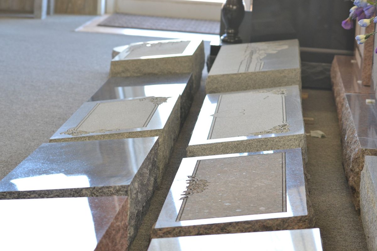 Dark granite memorial with wildlife scene sandblast carving
